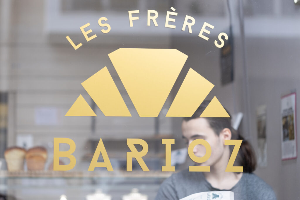 Le logo de devanture de la boulangerie des Frères Barioz.