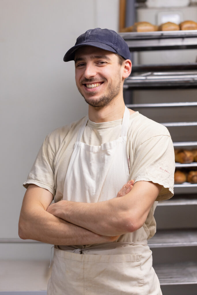 Arnaud Barioz pose dans le laboratoire de la boulangerie Les Frères Barioz.