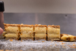Un mille-feuille découpé à la boulangerie des Frères Barioz.