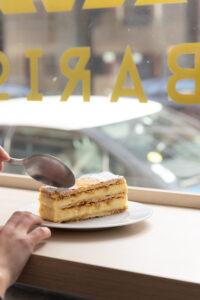 Un client de la boulangerie des Frères Barioz s'apprête à entamer un mille-feuille.