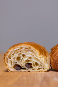 Pain au chocolat coupé en deux.